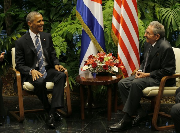 Raúl Castro recibe a Barack Obama en el Palacio de la Revolución